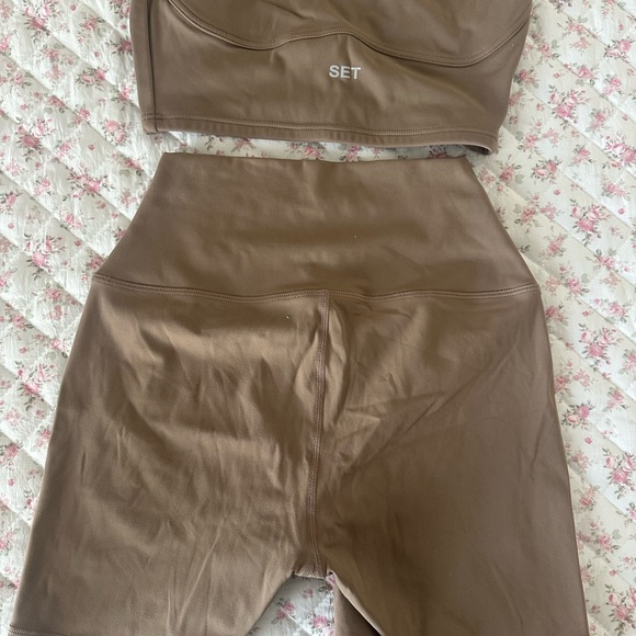 Set Active- Brown Sports Bra and Shorts Set - Picture 3 of 3